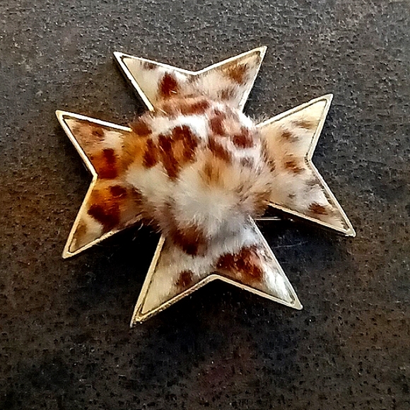 💕Furry vintage cross leopard pin💕 - Picture 2 of 3